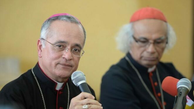 Silvio Báez, junto al cardenal Brenes