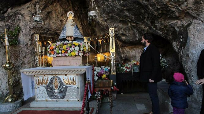 Santiago Abascal, en 2015, ante la Santina de Covadonga