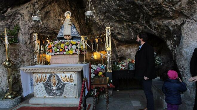 Santiago Abascal, en 2015, ante la Santina de Covadonga