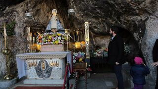 Santiago Abascal, en 2015, ante la Santina de Covadonga