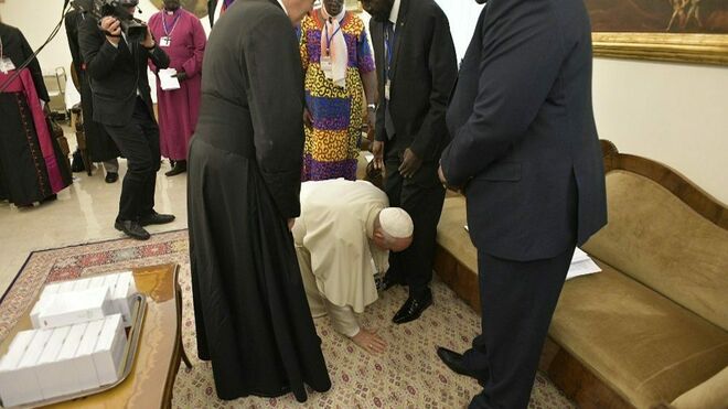El Papa se arrodilla y besa los pies de las autoridades de SudÃ¡n del Sur y les pide paz y reconciliaciÃ³n