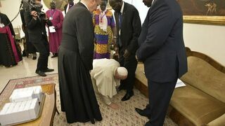 El Papa se arrodilla y besa los pies de las autoridades de Sudán del Sur y les pide paz y reconciliación