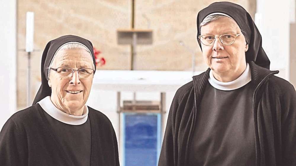 La religiosa Ruth Schönenberger, con una hermana