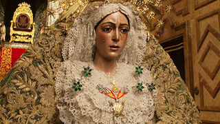 La Virgen de la Macarena en Sevilla desencadena un fervor muy grande cuando sale a las calles y los fieles le gritan: ¡Guapa!