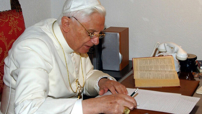 Benedicto XVI, escribiendo