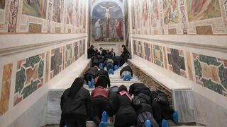 La escalera se exhibe en la basílica de S. Juan de Letrán, y se podrá visitar y subir hasta pentescostés
