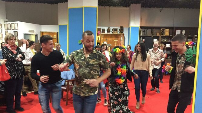El acto concluyó con un ágape fraterno compartido y con una exhibición de baile de Álvaro y de sus muchachos/as