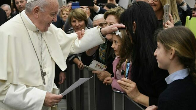 El Papa saluda a los jóvenes