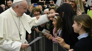 El Papa saluda a los jóvenes