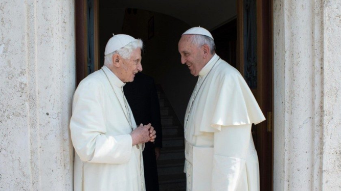 El Papa visita a Benedicto XVI para saludarlo por la Pascua y por su cumpleaños