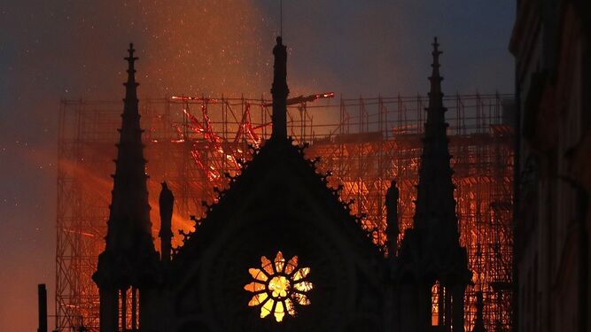 La noche que ardió Notre Dame