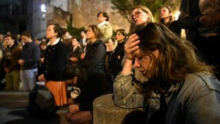 Notre Dame une a los franceses en llanto y rezos
