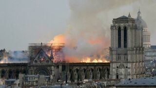 Un incendio arrasa con la catedral de Notre Dame de París