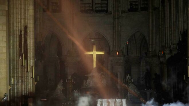 El interior de la catedral de Notre Dame de París tras el devastador incendio