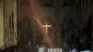 El interior de la catedral de Notre Dame de París tras el devastador incendio