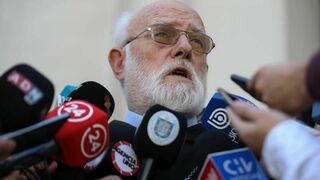 Mons. Celestino Aós, el obispo nombrado por Francisco en Chile, ante los medios tras reunirse con el presidente Piñera