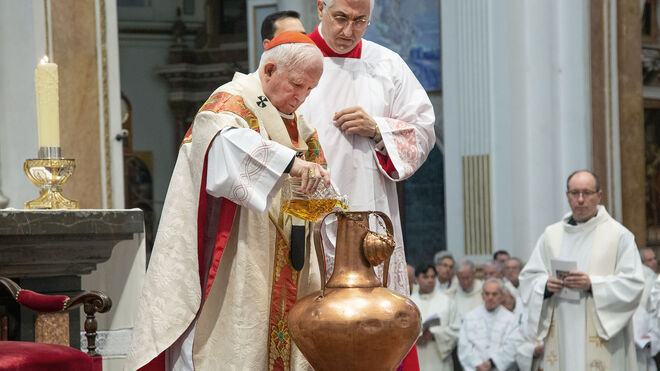 Cardenal Cañizares, en la Misa Crismal, bendiciendo los óleos u el crisma