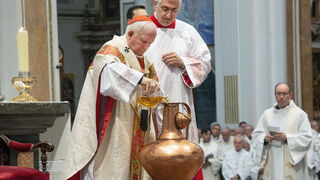 Cardenal Cañizares, en la Misa Crismal, bendiciendo los óleos u el crisma
