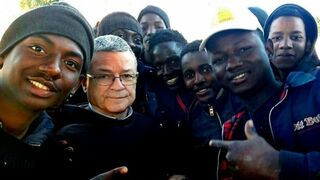 Monseñor Agrelo junto a migrantes africanos, su gran preocupación y ocupación