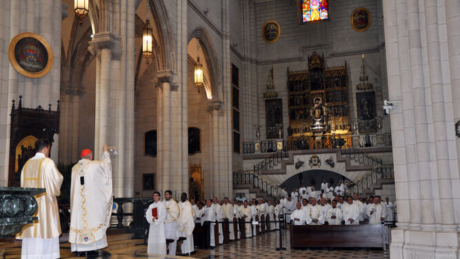 El cardenal Osoro bendice a los sacerdotes