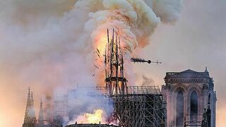 Momento del colapso de la aguja de Notre Dame