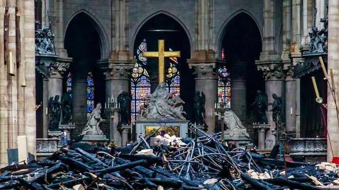 Vista del interior de la catedral de Notre Dame después del incendio