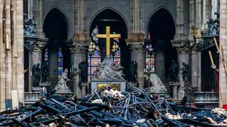 Vista del interior de la catedral de Notre Dame después del incendio