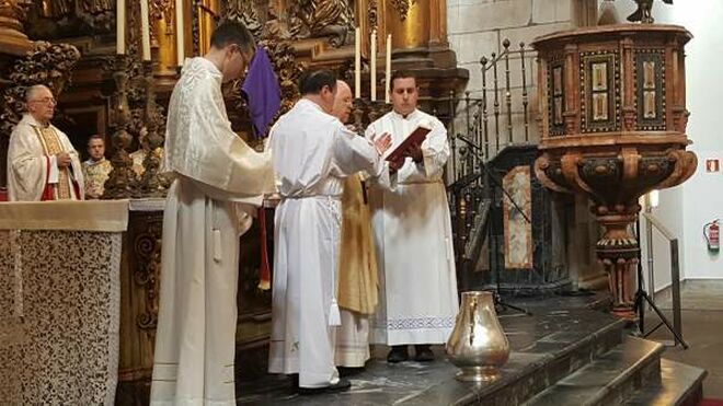 Juan Barrio, arzobispo de Santiago, durante la Misa Crismal