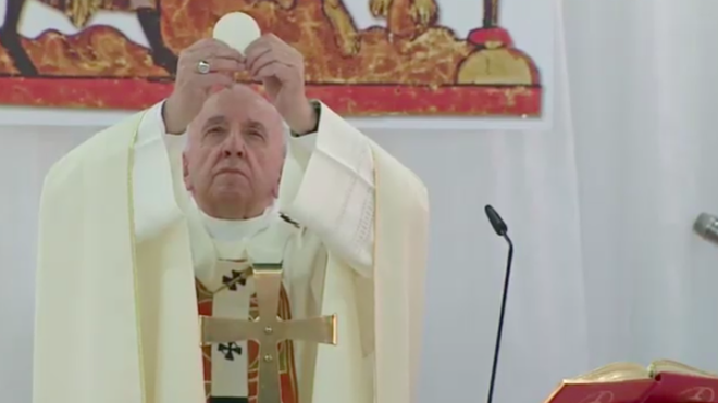 Francisco consagra el pan y el vino