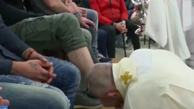 Francisco lavó los pies de doce reclusos