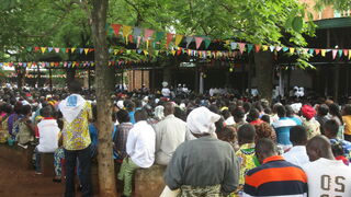 No disparen, por favor. Estamos en misa