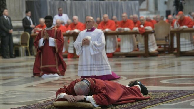 Francisco, postrado en el suelo de San Pedro, durante los oficios del Viernes Santo