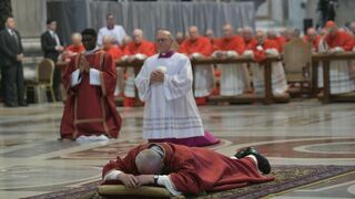 Francisco, postrado en el suelo de San Pedro, durante los oficios del Viernes Santo