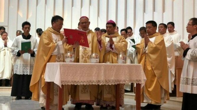 Los dos obispos de Mindong celebran juntos, por primera vez, la Misa Crismal