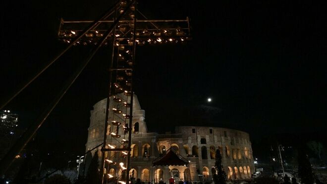 El Papa presidió un emocionante Via Crucis por las víctimas de la trata en el Coliseo