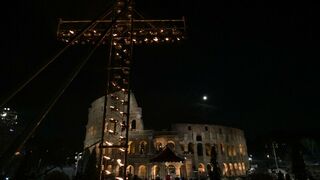 El Papa presidió un emocionante Via Crucis por las víctimas de la trata en el Coliseo