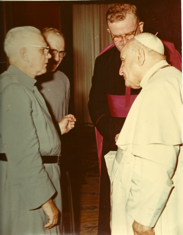 El padre Gerald Fitzgerald con el Papa Juan XXIII en 1961