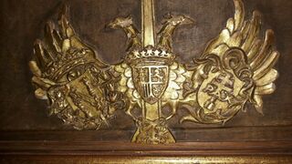 Escudo de Franco en los bancos del Valle de los Caídos