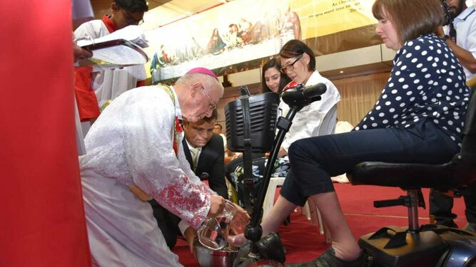 Monseñor Hinder lava los pies a una mujer. El impacto del conflicto de Yemen sobre la población es "devastador"