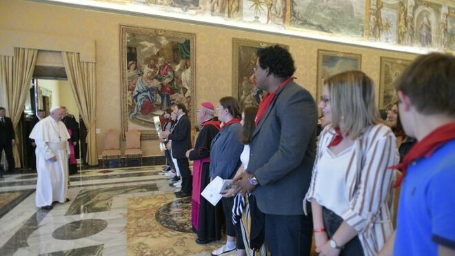 Francisco, con jóvenes franceses