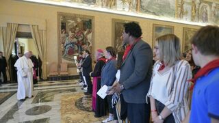 Francisco, con jóvenes franceses