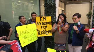 Indígenas brasileños protestan en Nueva York