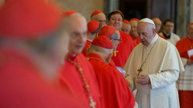 El Papa Francisco, rodeado de cardenales