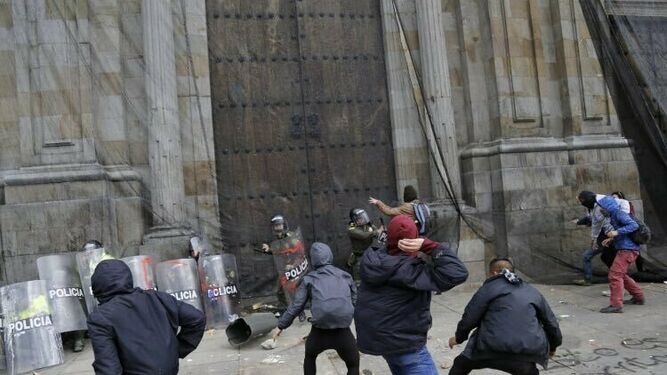Encapuchados asaltan la Catedral de Bogotá