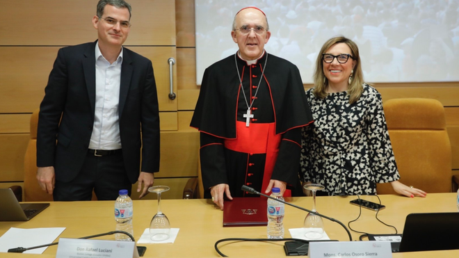 Rafael Luciani, Cardenal Osoro y María Teresa Compte, en la inauguración del seminario