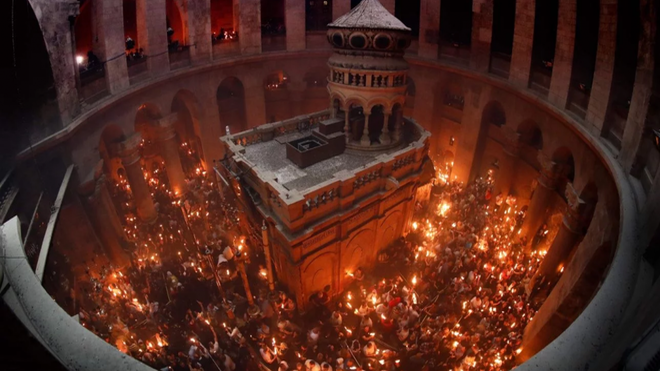 El Fuego Santo ilumina la iglesia del Santo Sepulcro en Jerusalén