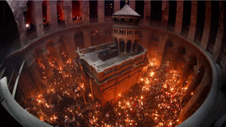 El Fuego Santo ilumina la iglesia del Santo Sepulcro en Jerusalén
