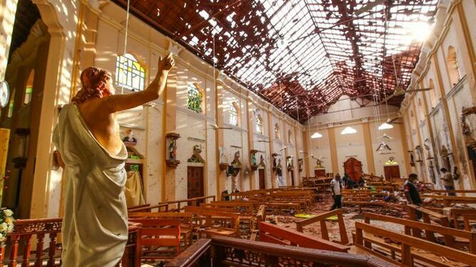 Iglesia destrozada en los atentados en Sri Lanka