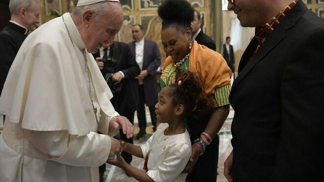 El Papa saluda hoy a una niña