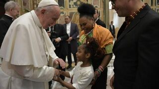 El Papa saluda hoy a una niña